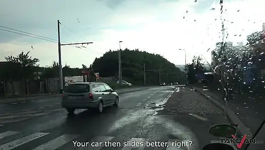 Aptal hatun sert sikiliyor ve döl yiyor