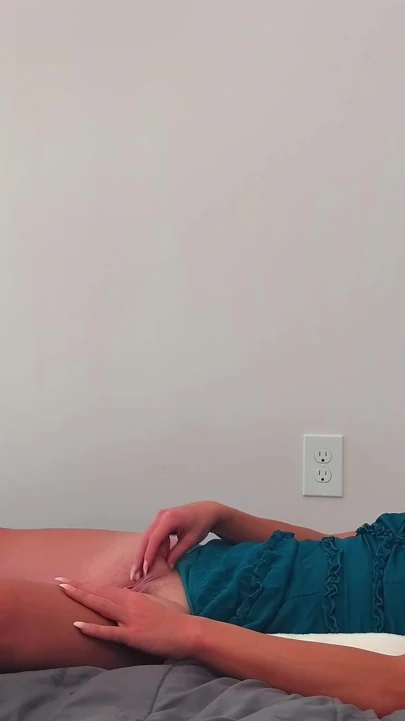 Son derece ateşli trans dildo sikiliyor ve mastürbasyon yapıyor