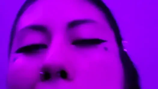 Güzel kız öğrenci Dherlydoll bana lezzetli bir gırtlağına kadar sakso çekiyor ve ağzına ıslak boşalma!