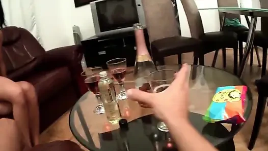 Ateşli Esmer Çifte Penetrasyon Kanepede Yolculuk Yapıyor