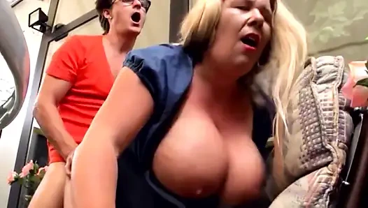 Büyük doğal memeli evli kadın kocasının yarağını emiyor ve sert sikiliyor