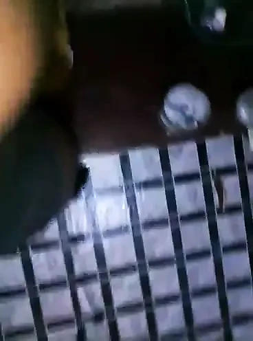Afrikalı amatör soyunma ve süt püskürtme