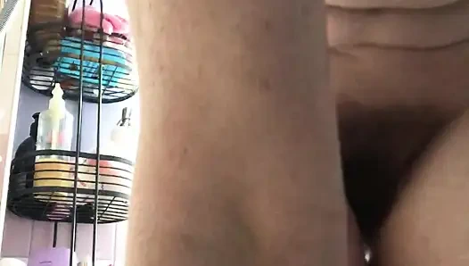 Çıplak bacaklarıma işiyorum