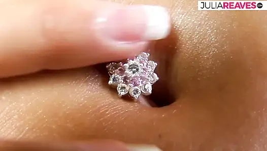 Azgın hatun tıraşlı amcığını büyük bir dildoyla sikiyor