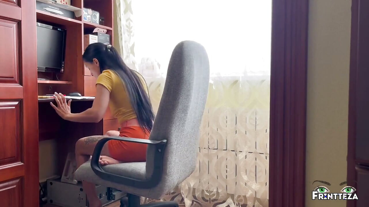 Üvey oğul amına döllemeden sonra üvey annesine bilgisayarla yardım etmeye söz verdi