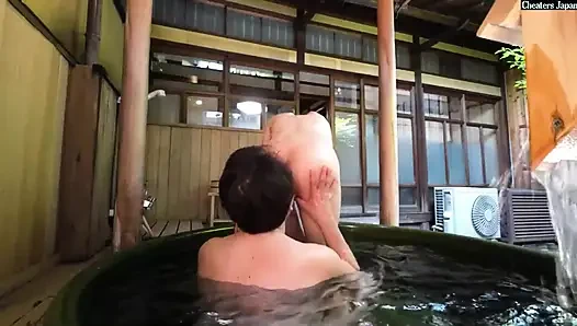Stresini eritmek için bir sıcak kaplıca gezisi!
