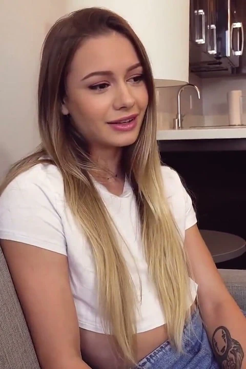 Üvey kız Naomi Swann üvey babasının ilk orgazmını yaşatmasını istiyor