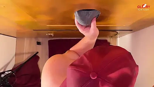 Büyük kalın üvey baba duvar deliğinde boşaltıyor - öğürme ve yutma zamanı