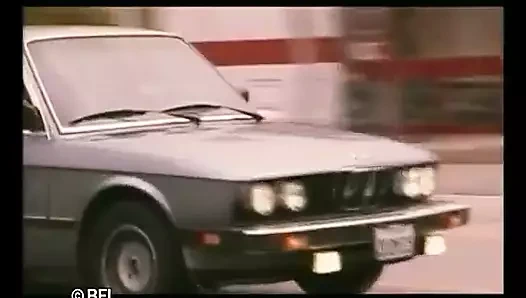 Göt deliği ve amcığın içine çılgın çizme ve şişe penetrasyon anal yumruk orta yaşlı seksi kadın