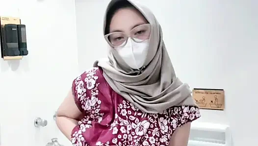 Batik elbiseli bir kızın çeşmesi