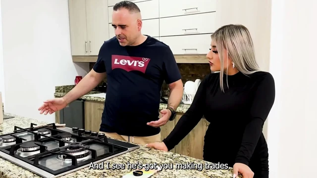 En iyi arkadaşım beni kocamla üçlü yapmam için ikna ediyor!