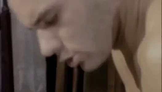 Ona iyi bir masaj yapıyor ve o da onun vajinasını ve poposunu sikiyor