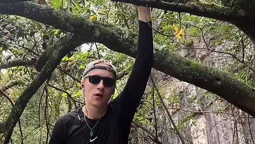 Yürüyüşçü erkek kardeş mastürbasyon yapmak için yoldan çıkıyor