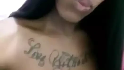 Sabrina Lopes mostrando a anaconda 22 cm