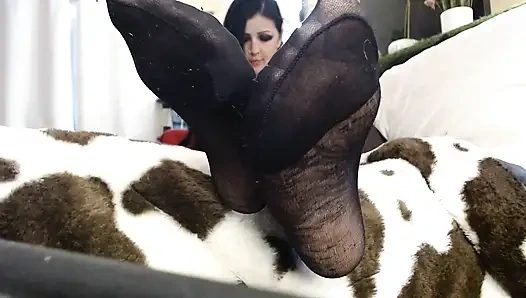 Yakın çekim siyah naylon külotlu çorap ayakları