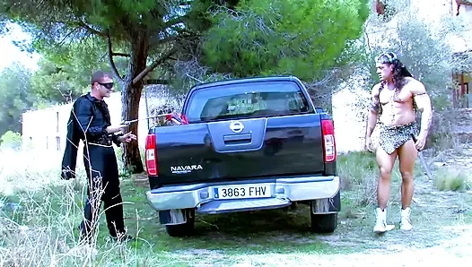 Arabada ve açık havada sert sikiş, doyumsuzdu