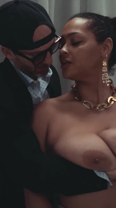 Pornfidelity Ashlyn Peaks büyük süt sağımlarını ve amını siktiriyor | Klip 1