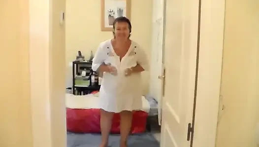 Jen yatağa uzanıyor ve yere işiyor