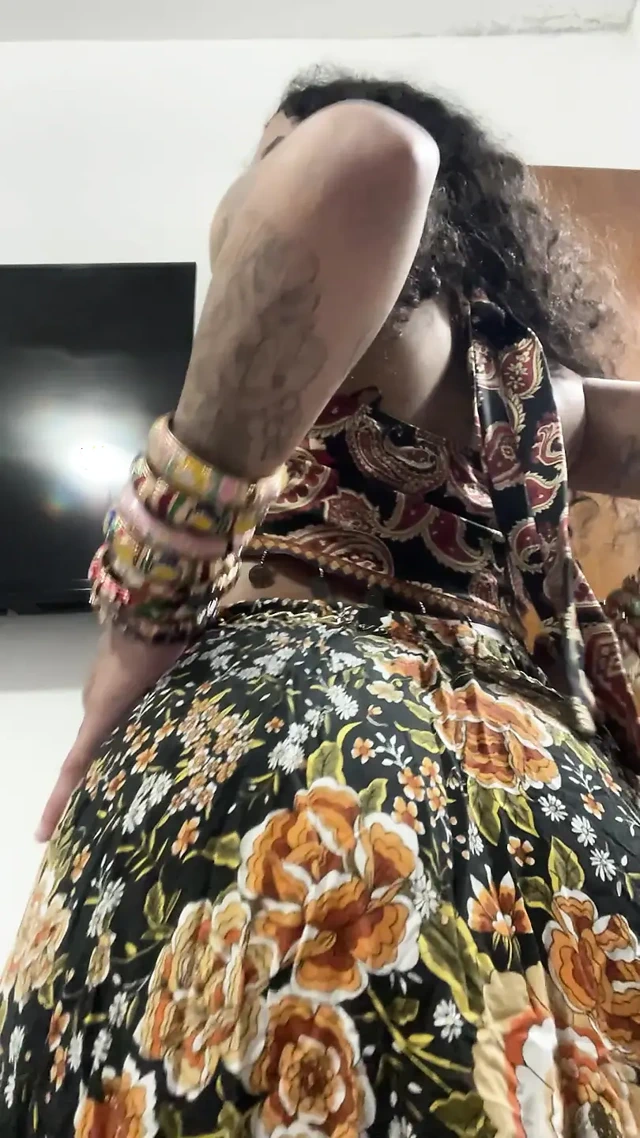 Boho eteğinin altında kıllı amcığıyla latin Arap tanrıça (azdırma)