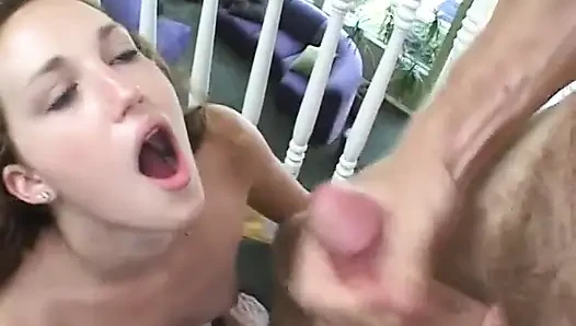 Ateşli esmer kadının ağzı yarakla doluyor