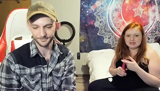 Animour külot dildo kutularını açıp mastürbasyon yapıyor