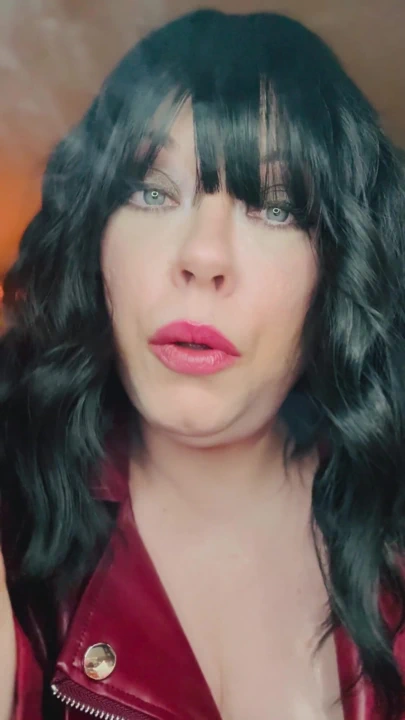 Tina Snua deri ceketiyle sigara içmeyi seviyor - sigara içen kadın omi snap inhales | Klip 1