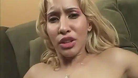 Güzel sarışın hatun bakış açısıyla zenci biniyor