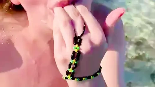 Emily Rose ve James - yaramaz doğal yüzlü Emily büyük dölünü almadan önce Jamaika plajında James'in büyük zenci yarağını derinden emiyor