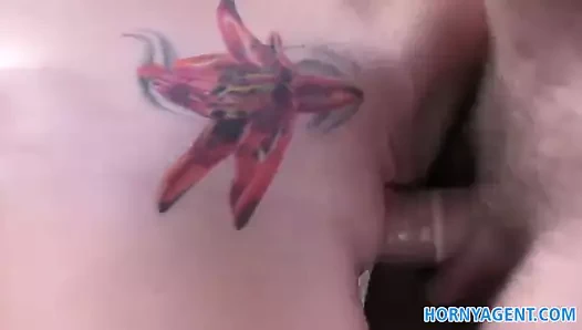 Hornyagent genç siyah saçlı kız sikikleri üzerinde araba bonnet