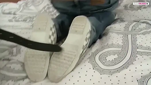 Симпатичная тинка так развлекается трахом и начинает стоны