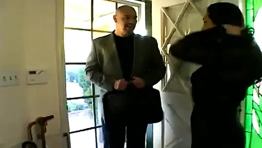 Kel kafalı beyaz adam tombul latin kadının ayaklarını emdikten sonra sert sikişiyor