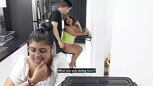 Güzel ateşli üvey kız kardeş mutfakta lezzetli bir sikişiyor!