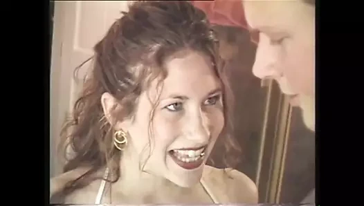 Küçük memeli seksi fotomodel küvette sikiliyor