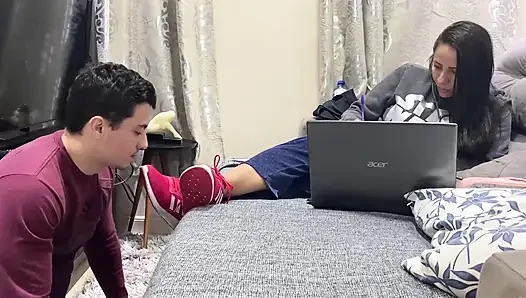 Kiffa spor ayakkabılarını yalarken ayak kölesini görmezden geliyor