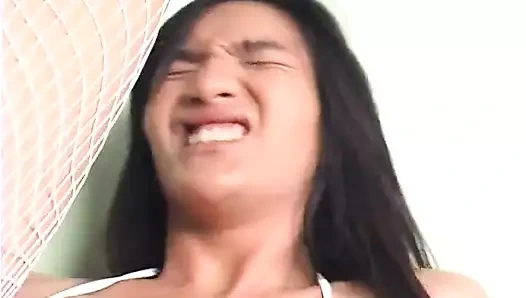 Dövmeli Asyalı adam büyük yarakla transeksüeli sikiyor ve göt deliğini sikiyor