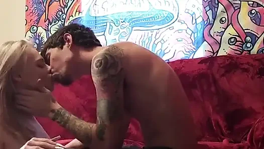 Minyon striptizci kucak dansı yapıyor ve yarakla sikişiyor