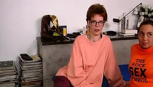 İki lezbiyen Alman kız sikilmeden önce yalarken ve öpüşürken yakalandı