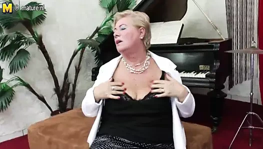 Yaşlı büyükanne kendi müziğini çalıyor