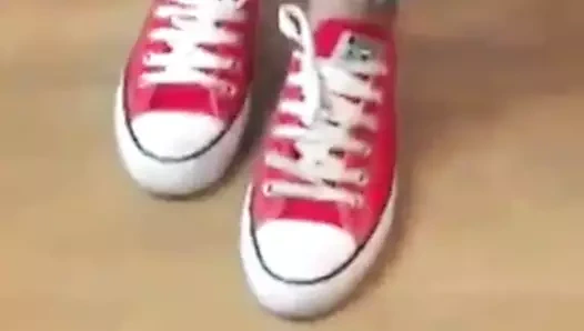 Kırmızı kanvas, beyaz kauçuk, fuşya ayak tırnakları (bölüm 1)