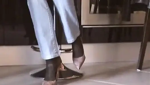 Siyah külotlu çoraplı ve pembe pompalı ayakkabı oyunu