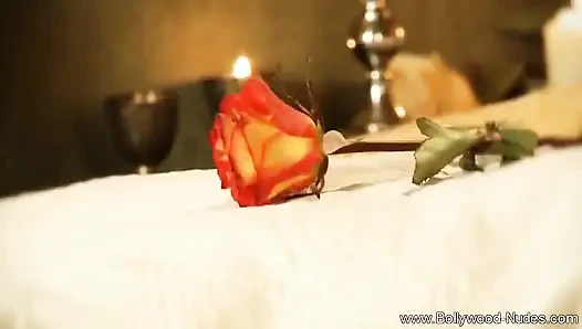Esmer genç kız banyo yapıyor