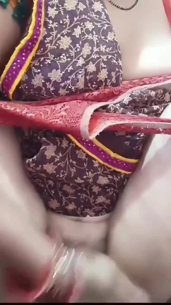 Горячая индийская дама трахается раком