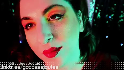 Plexiglass rujlu lipgloss asmr'ı öpüyor