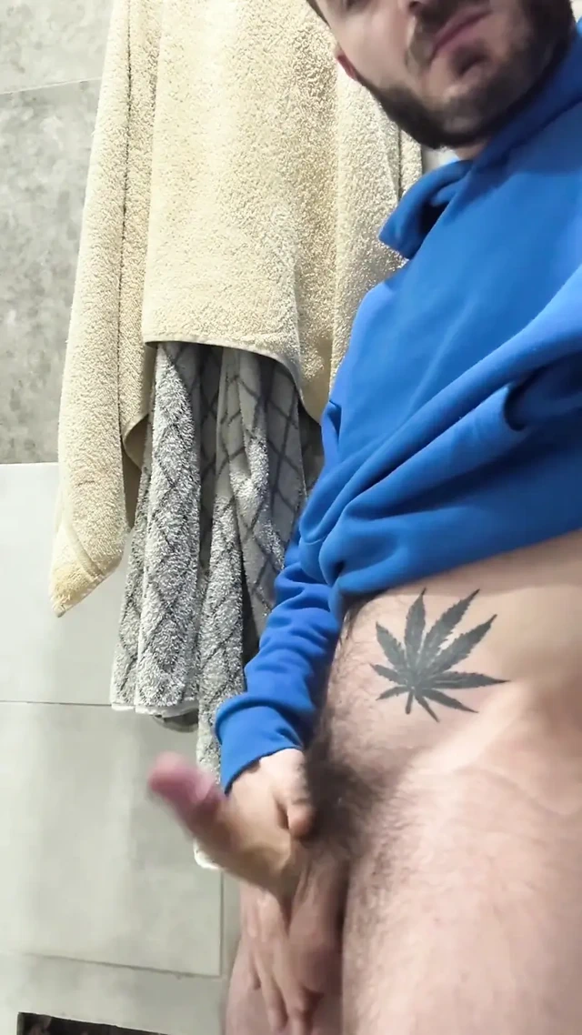 Revaz Penisini Mastürbasyon Yapıyor Ve Boşalıyor