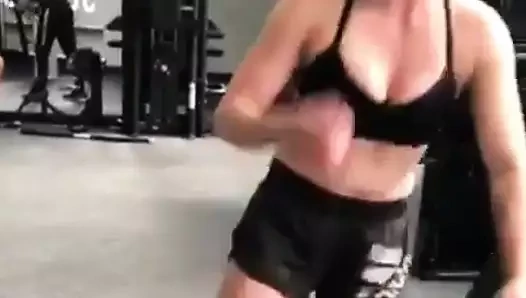 seksi vücut geliştirmeci piliç