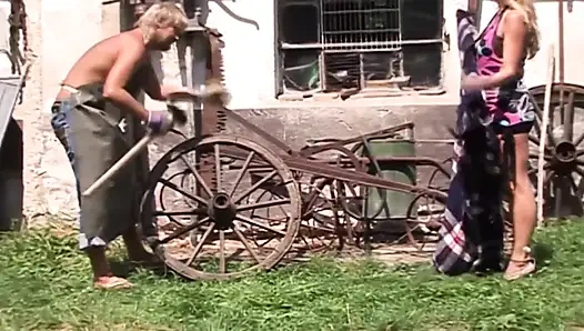 Sarışın orta yaşlı seksi kadın açık havada erkeği tarafından sikiliyor