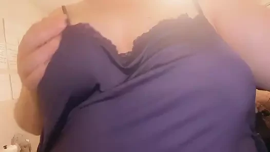 Tombul orta yaşlı seksi kadın sulu göğüslerimle oynuyor