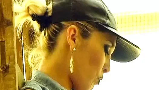 Almanya'dan harika görünümlü bir sarışın iş yerinde sikiliyor