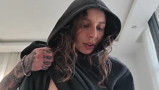 Üvey babam okulu atladığım için beni cezalandırdı...