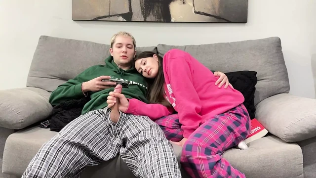 Дрочка со спермой, подборка - маленькая сводная сестра дрочит большой хуй сводного брата ради камшота